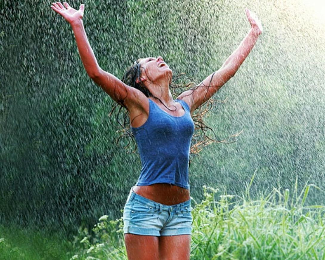 γυναίκα στην βροχή