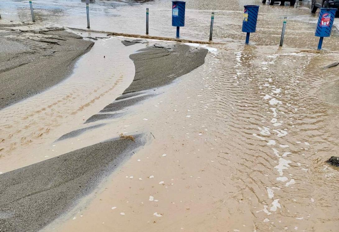 Ηράκλειο - κακοκαιρία: Σε ποτάμι μετατράπηκε η παραλία των Ματάλων