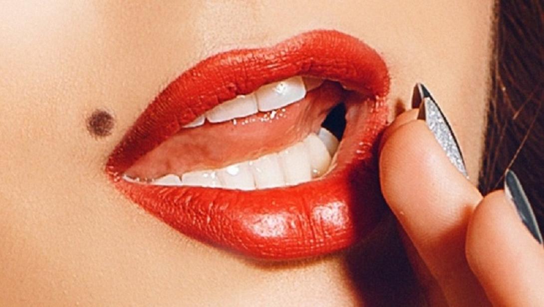 Ελιά πάνω από τα χείλη