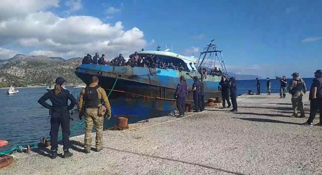 Ρυμουλκήθηκε στο λιμάνι της Παλαιόχωρας το πλοίο με τους μετανάστες