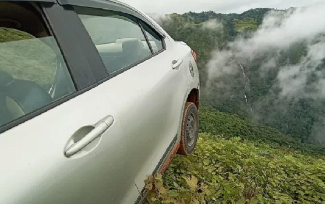 αυτοκίνητο σε γκρεμό