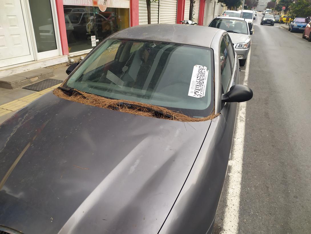 Έχουν εγκαταλείψει ένα αυτοκίνητο έξω από το σπίτι τους