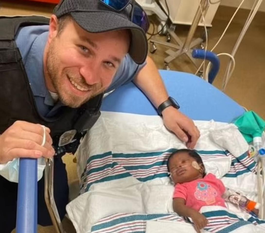 αστυνομικός - μωρό - ΗΠΑ