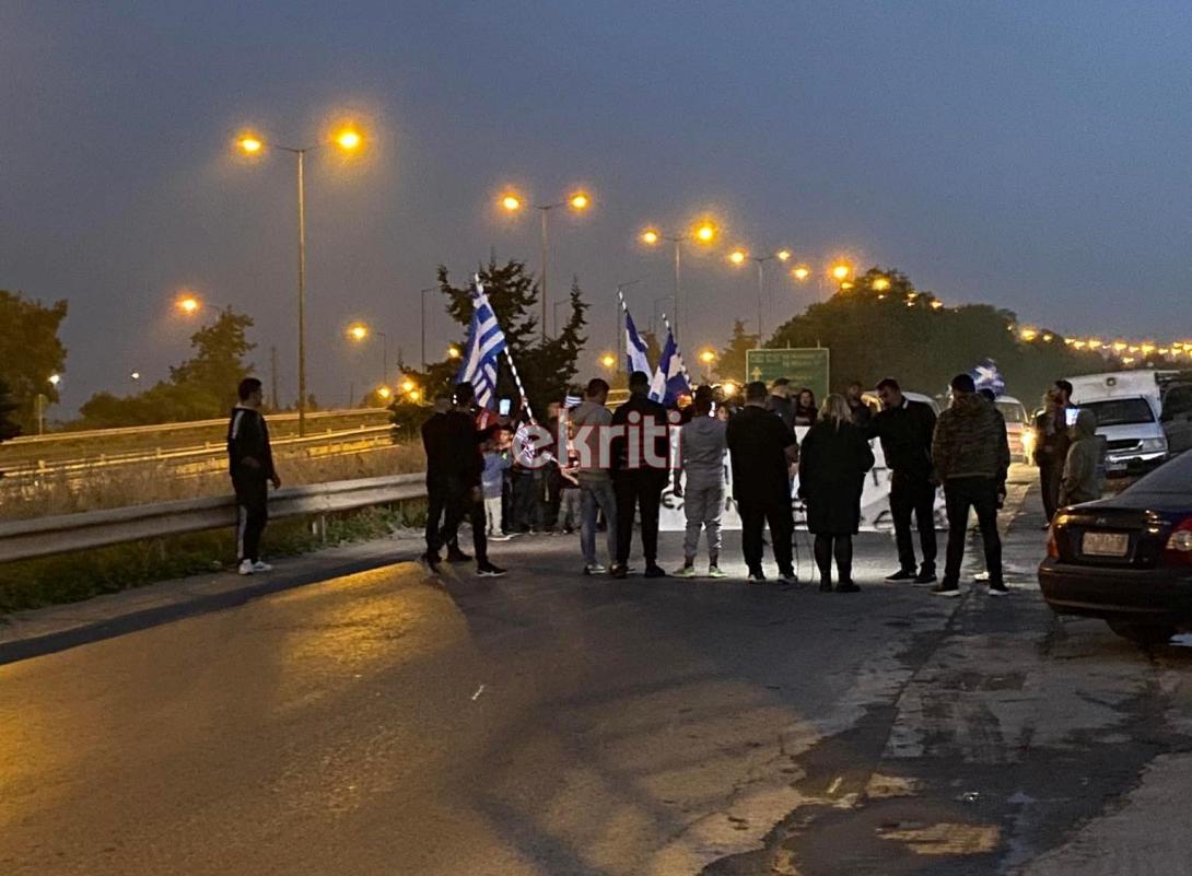 Ηράκλειο: Ρομά απέκλεισαν το δρόμο μπροστά από τον καταυλισμό