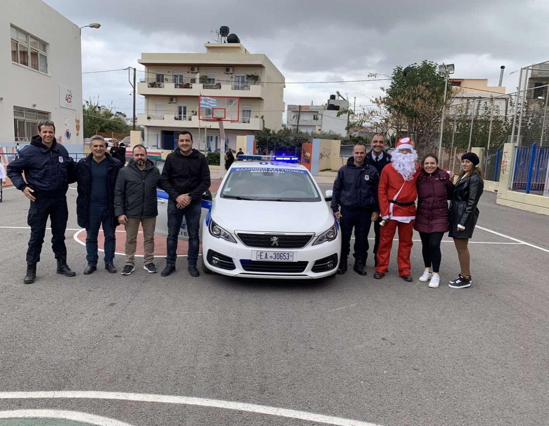 Ηράκλειο: Το ...έλκηθρο χάλασε και ο Άγιος Βασίλης πήγε στο σχολείο με περιπολικό