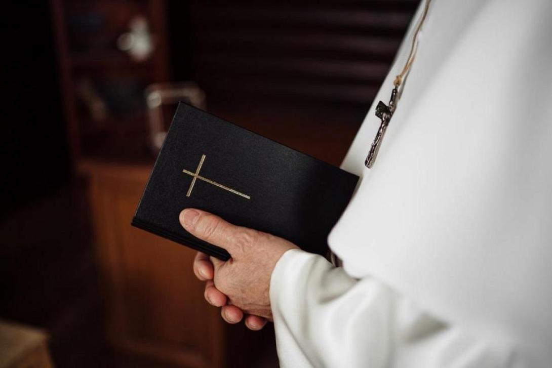 καθολικός ιερέας