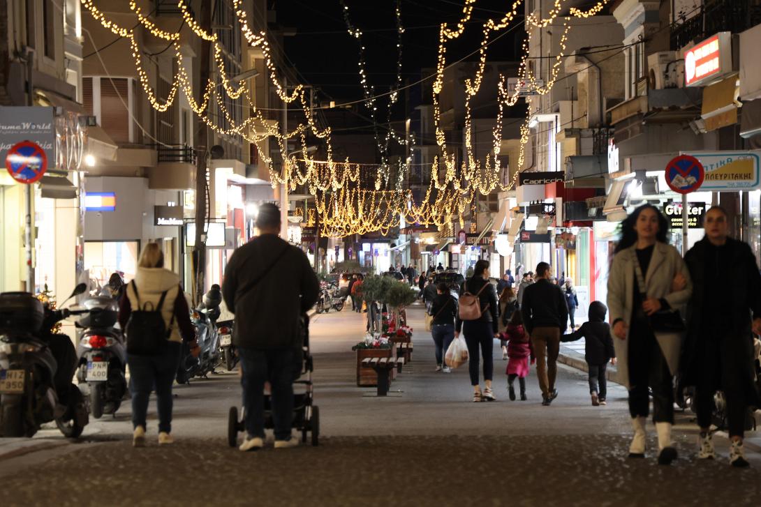 Ηράκλειο: Στολισμένη σαν ...βγαλμένη από παραμύθι η πόλη ετοιμάζεται για τα Χριστούγεννα