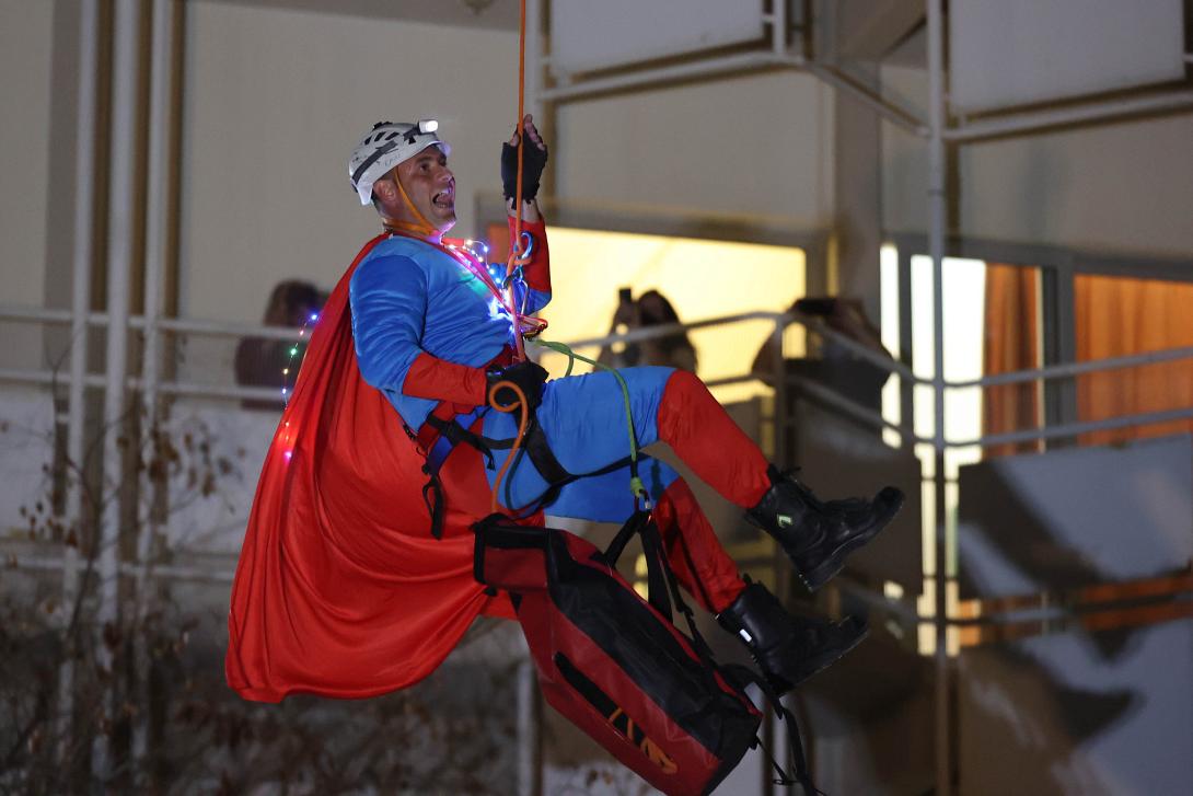 Οι Ιπτάμενοι Αγιοβασίληδες σκόρπισαν χαμόγελα και έδωσαν δώρα σε παιδιά που νοσηλεύονται