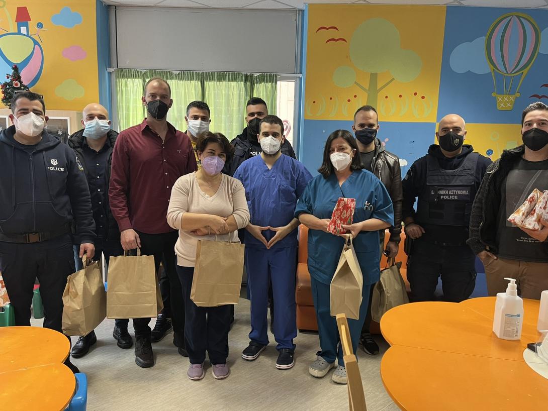 Κοντά στα παιδιά στην Παιδοαιματολογική Κλινική του ΠΑΓΝΗ οι αστυνομικοί