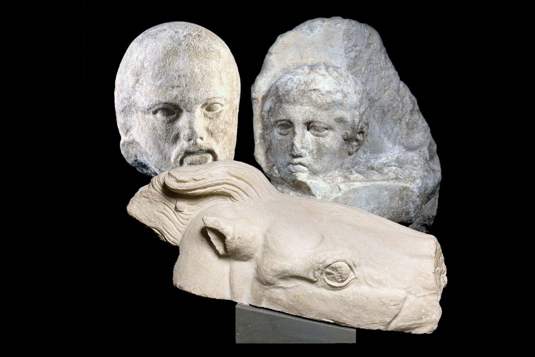 τα τρία θραύσματα από τα Γλυπτά του Παρθενώνα