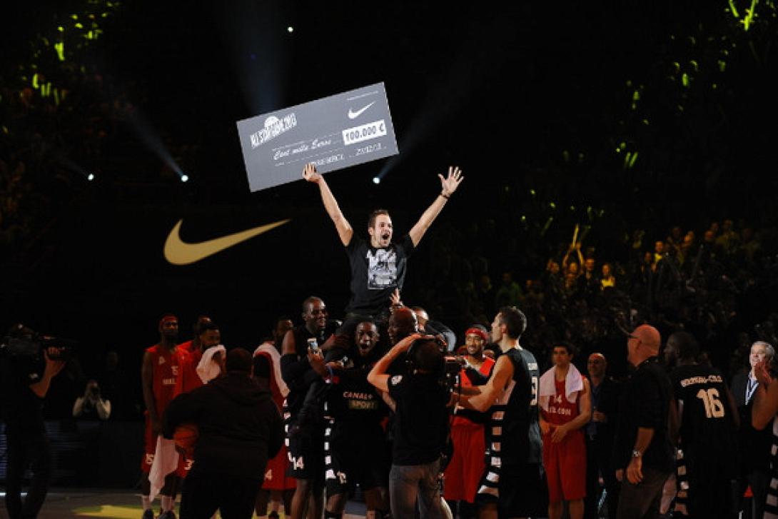 Έγινε πλούσιος με... ένα τρίποντο (video)