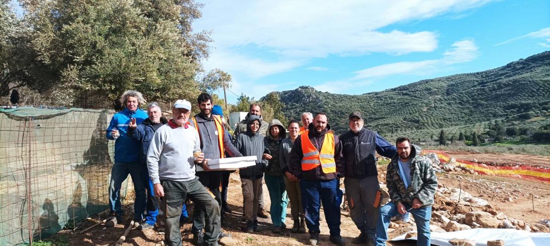 Ηράκλειο: Οι οικοδόμοι έκοψαν την Πρωτοχρονιάτικη πίτα τους στα εργοτάξια