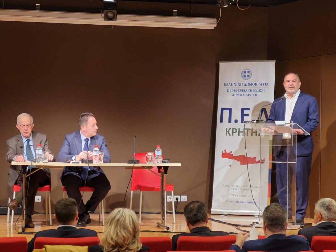 ΠΕΔ Κρήτης: Τα προβλήματα της Αυτοδιοίκησης στον Στέλιο Πέτσα