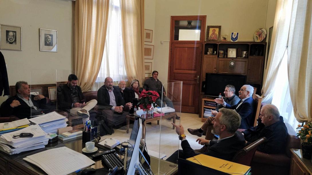 Συνάντηση της δημοτικής αρχής με τους επικεφαλής των παρατάξεων για το κυκλοφοριακό.