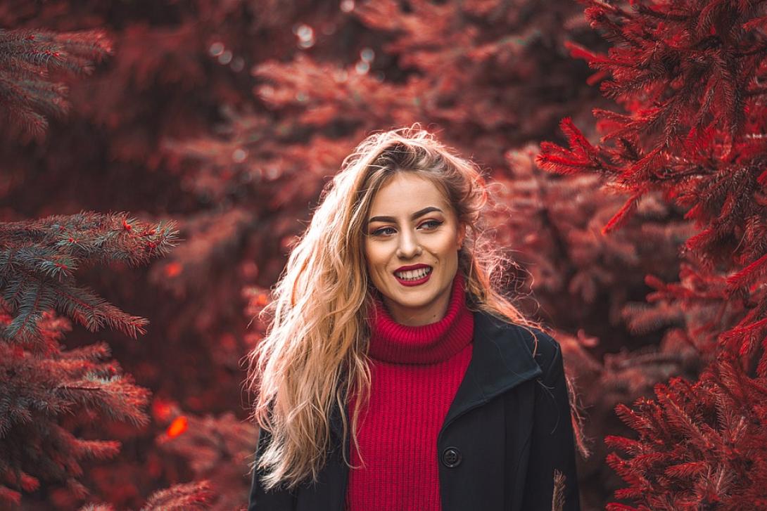 χαρούμενη γυναίκα