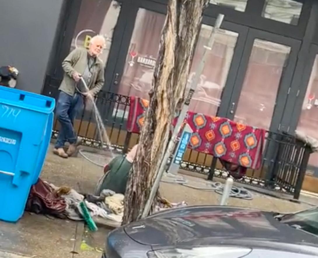 Καταστηματάρχης καταβρέχει με κρύο νερό άστεγη