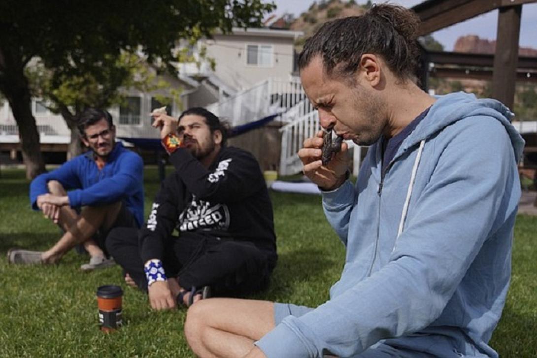 Πιστοί «κοινωνούν» με παραισθησιογόνο 