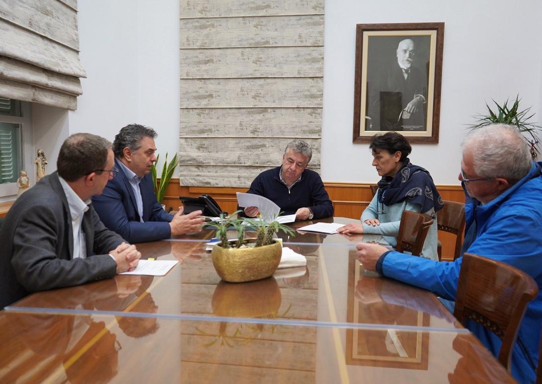 Κρήτη: Πρόγραμμα «Ζωή» με δίκτυο αυτόματων εξωτερικών απινιδωτών στους αθλητικούς χώρους