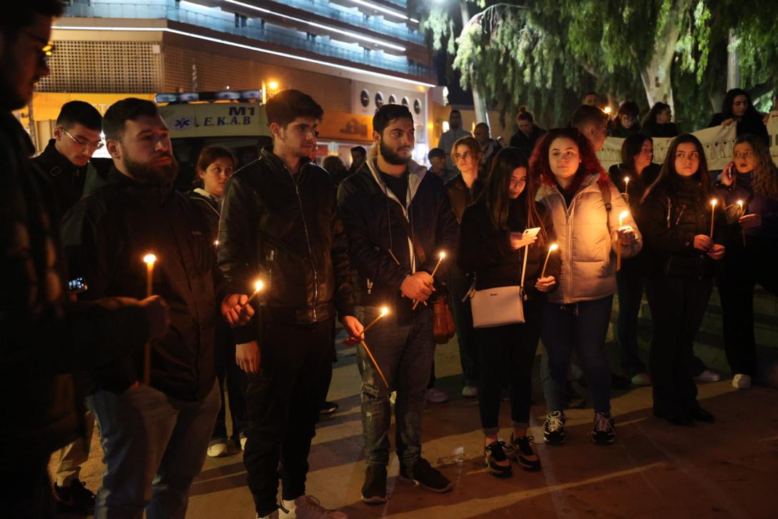 Με ένα κερί και σιωπηροί τίμησαν τα θύματα της τραγωδία στα Τέμπη