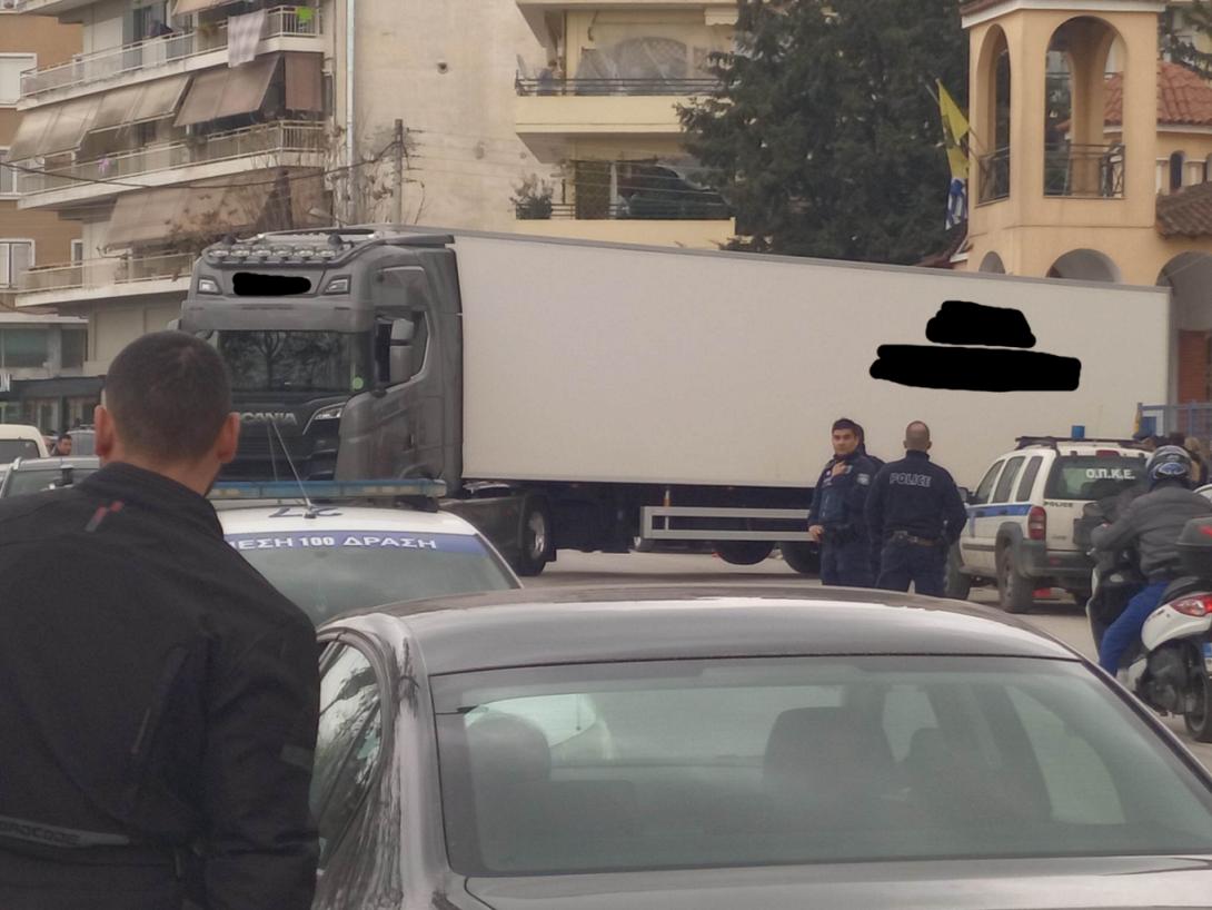 Νταλίκα - ψυγείο στο νοσοκομείο της Λάρισας για να διατηρηθούν οι σοροί