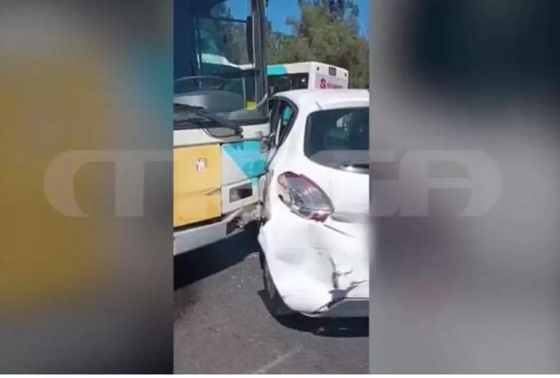 Αστικό λεωφορείο συγκρούστηκε με δύο Ι.Χ.