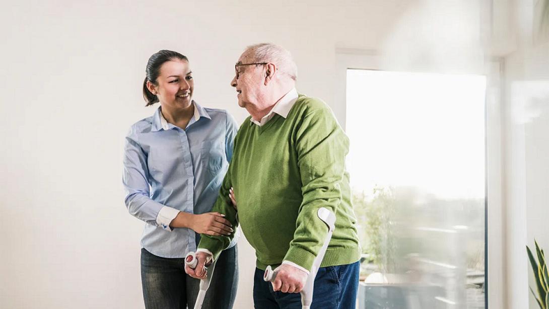 γυναίκα βοηθάει ηλικιωμένο