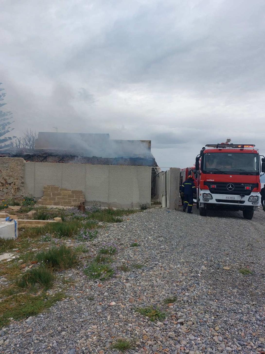 Η φωτιά στην αποθήκη κινητοποίησε την Πυροσβεστική