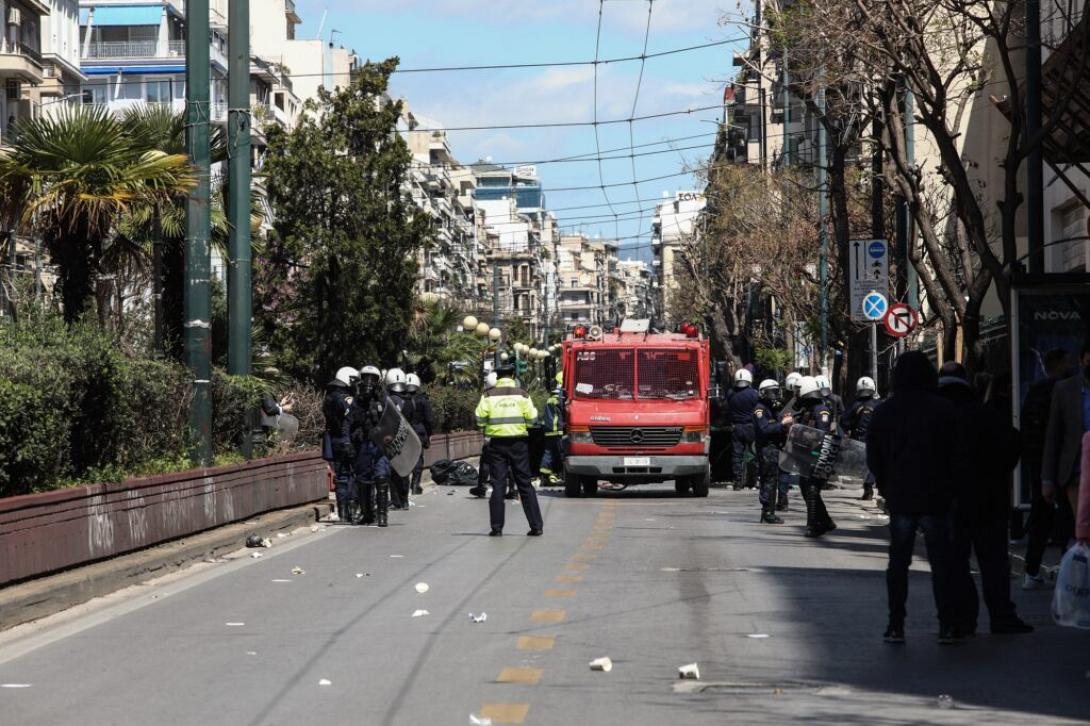 Επίθεση με πέτρες σε περιπολικό