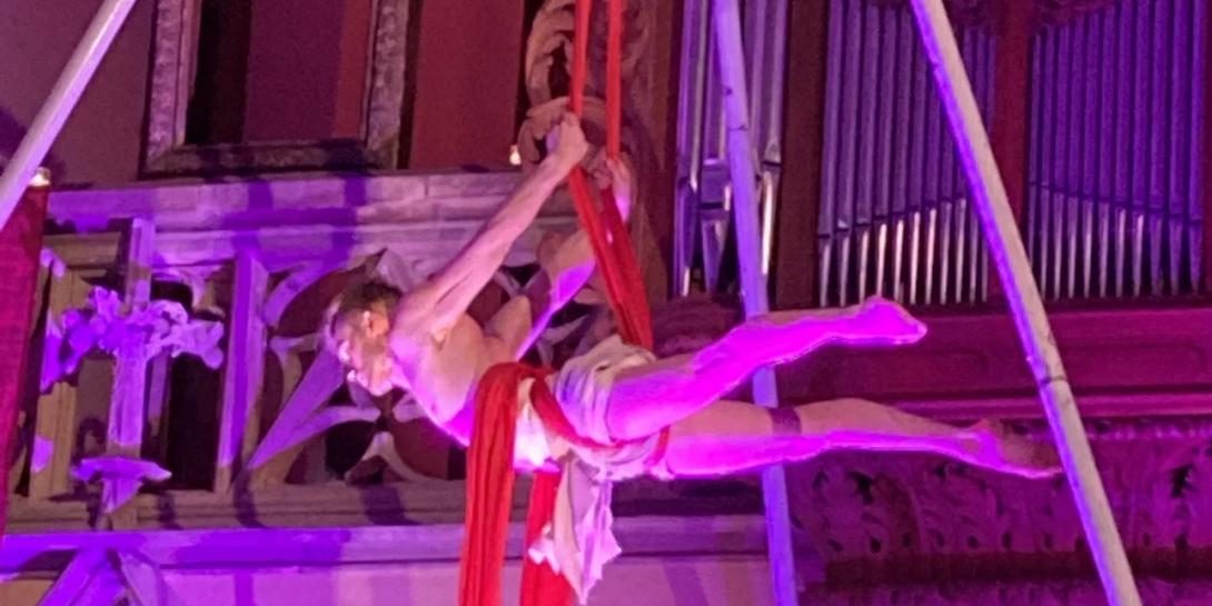 παράσταση με pole dancing σε ναό