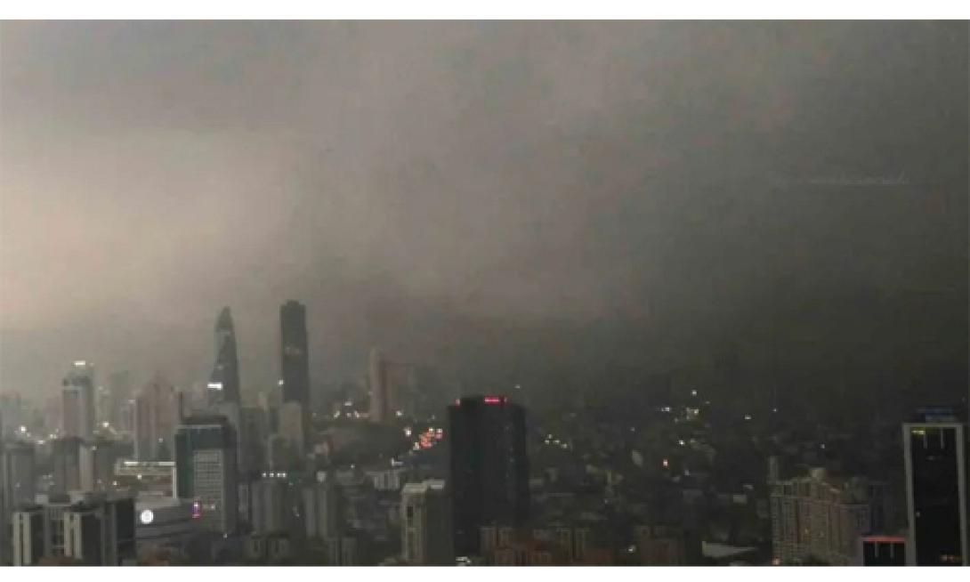 Σκοτείνιασε ξαφνικά ο ουρανός της Κωνσταντινούπολης 