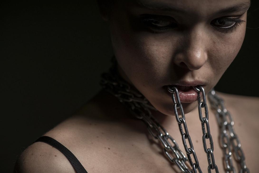 γυναίκα με αλυσίδες