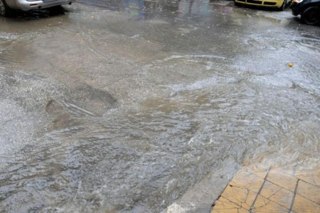 νερο στο δρόμο