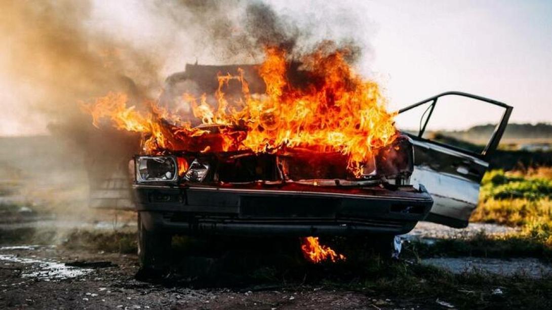 φωτια σε αυτοκίνητο