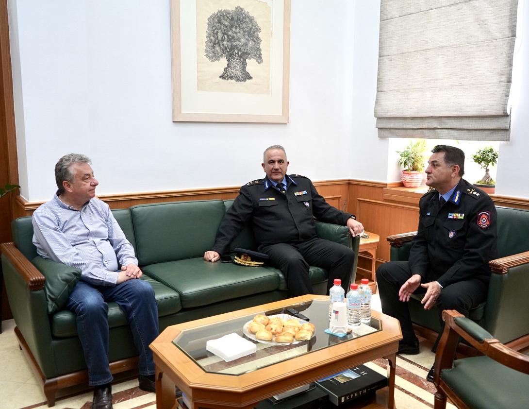 Συνάντηση Αρναουτάκη με το Συντονιστή Επιχειρήσεων της Πυροσβεστικής Υπηρεσίας