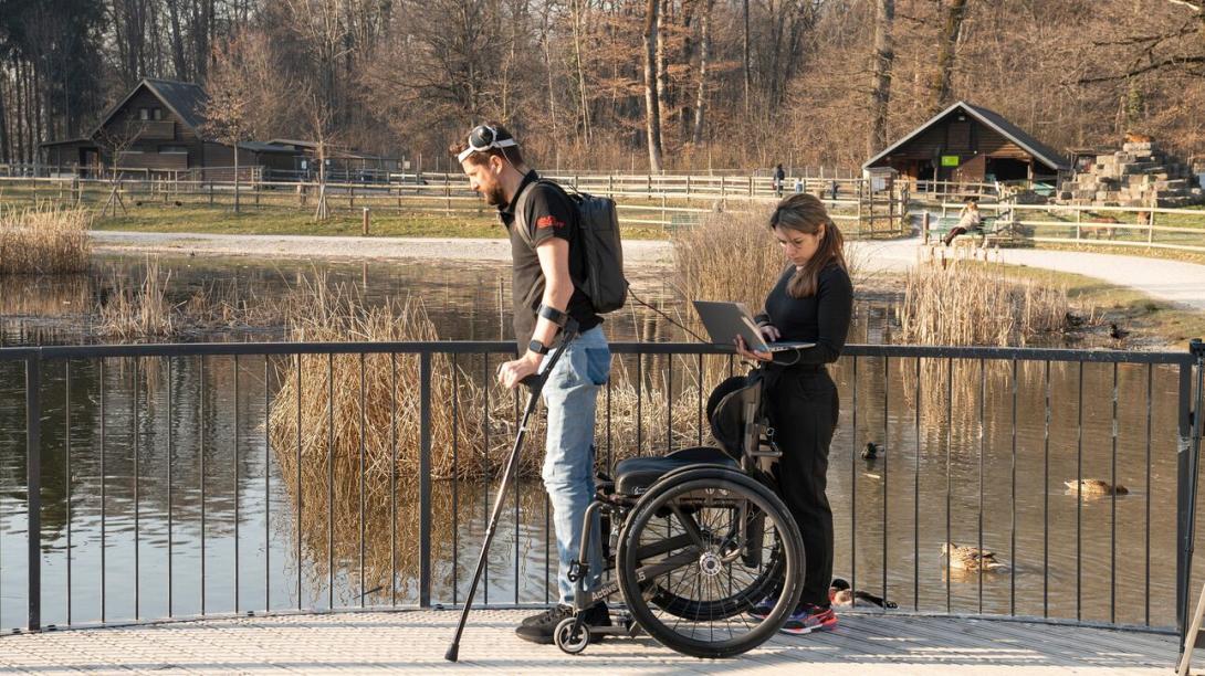 Ο ασθενής περπατάει με τη βοήθεια του μηχανήματος