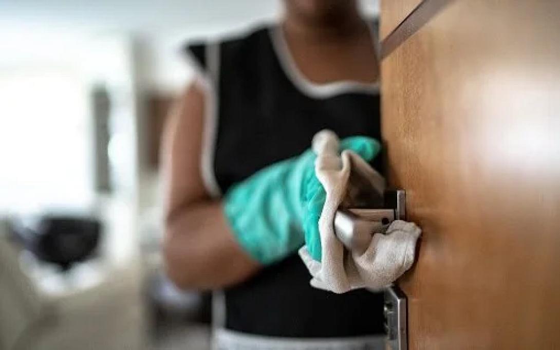 οικιακη βοηθος καθαρίστρια