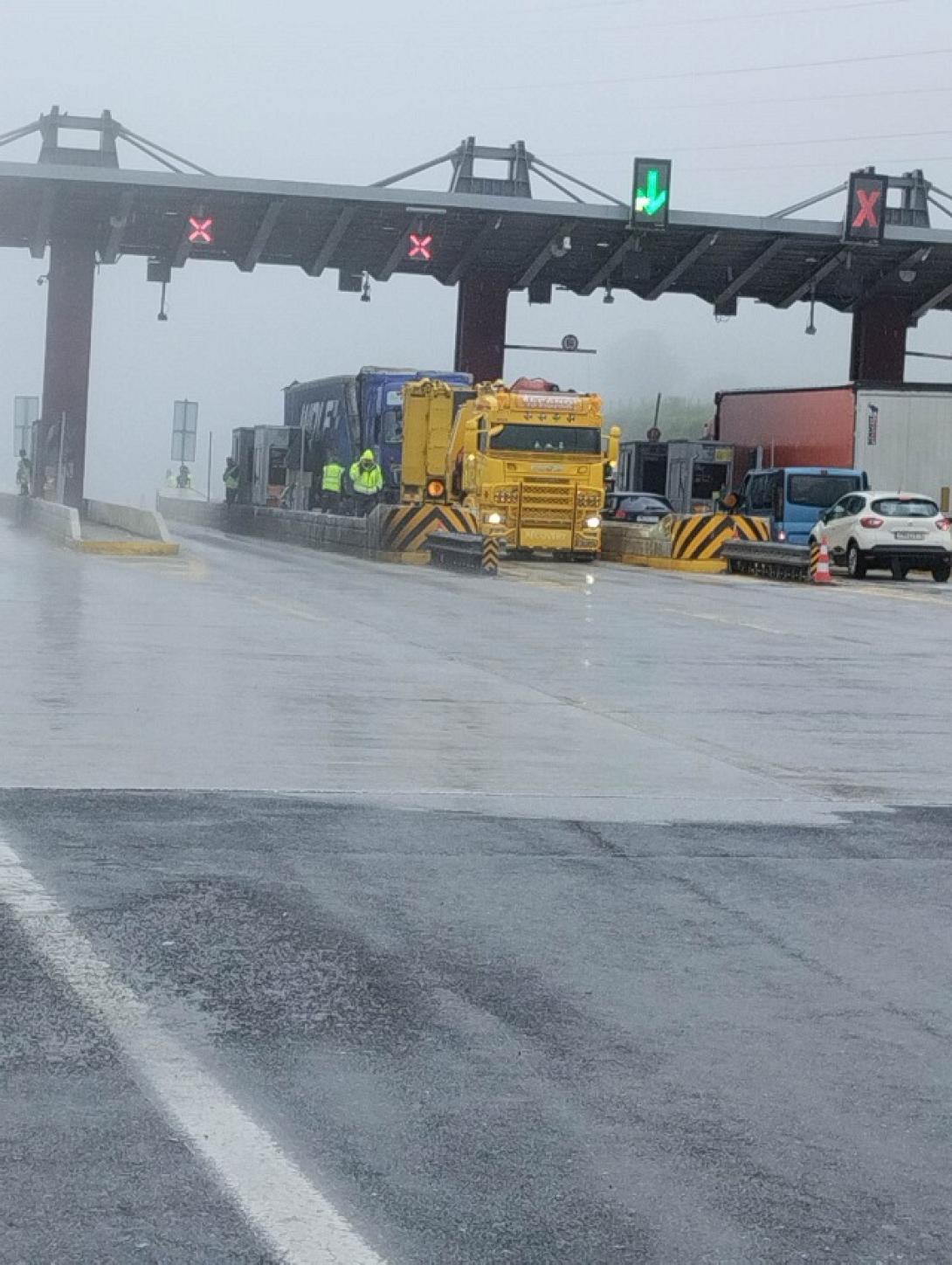 Νταλίκα έπεσε σε σταθμό διοδίων 