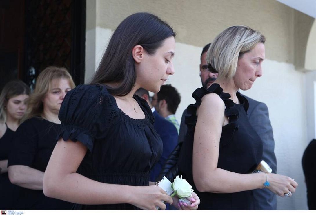 Συντετριμμένες η σύζυγος και η κόρη του