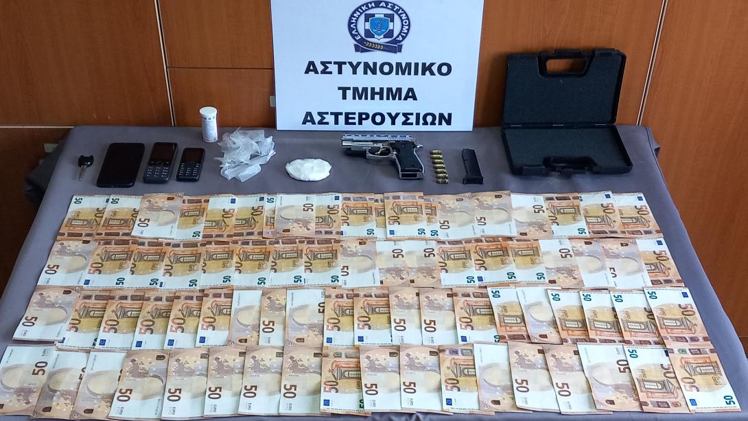 Τον έπιασαν με την κοκαΐνη, όπλο και ...χιλιάδες ευρώ