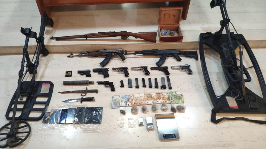 Τους έπιασαν με ολόκληρο οπλοστάσιο και ναρκωτικά