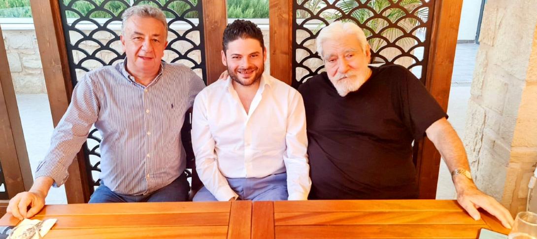 Ο Κώστας Μπαντουβάς και η φωτογραφία με Αρναουτάκη - Παπαδάκη