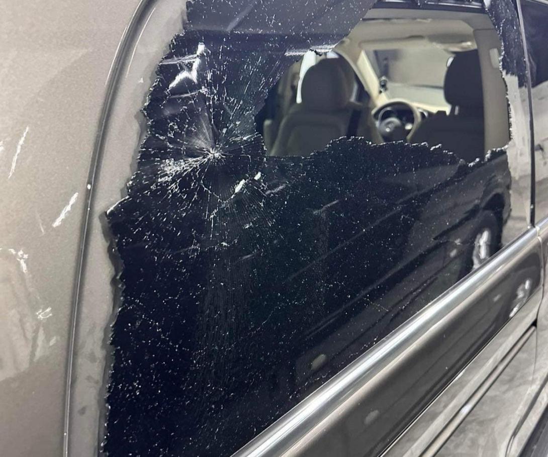 Πετούν πέτρες σε διερχόμενα αυτοκίνητα