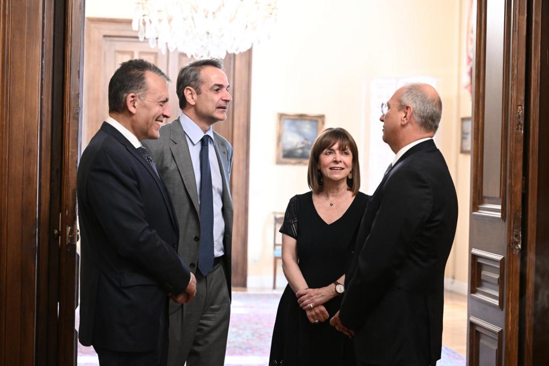 Ορκίστηκαν οι Οικονόμου και Βρούτσης στο Προεδρικό Μέγαρο