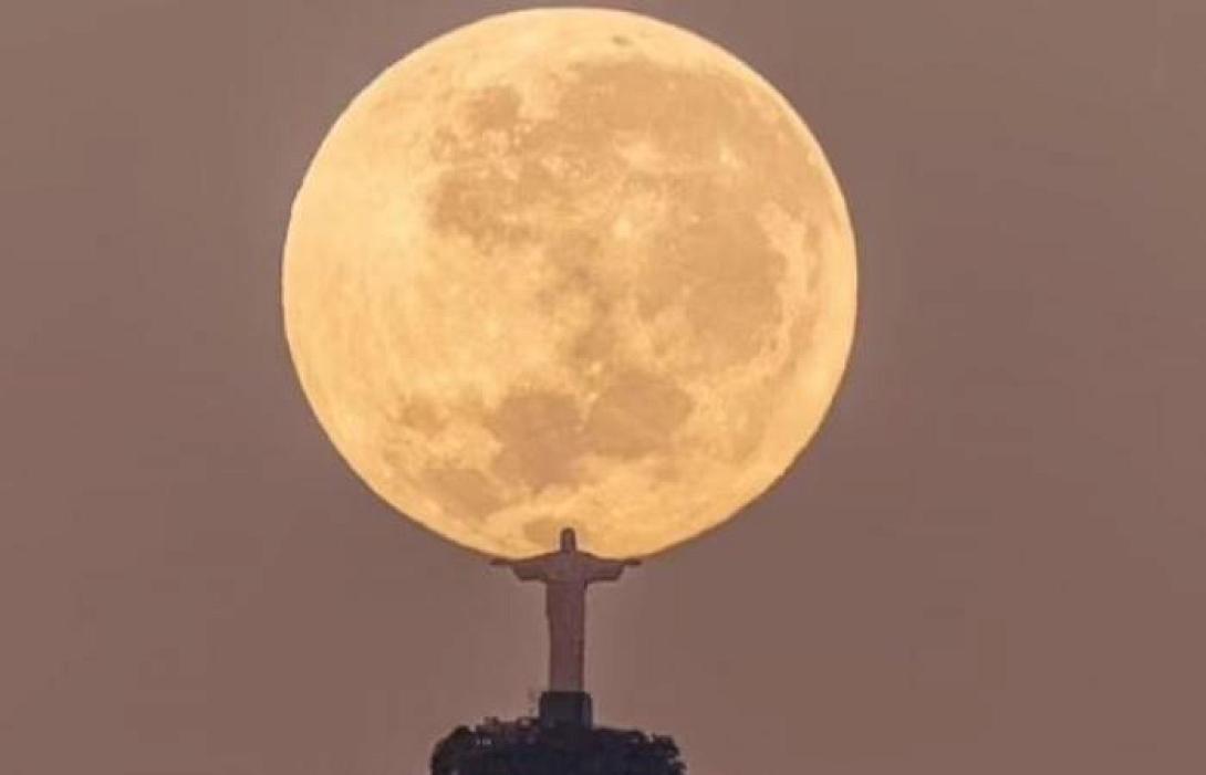 Ο Ιησούς κρατάει το φεγγάρι