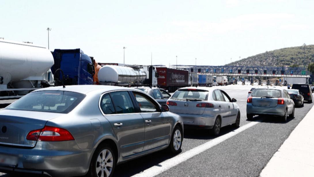 Εγκλωβισμένοι οδηγοί επί ώρες στην Αθηνών - Κορίνθου