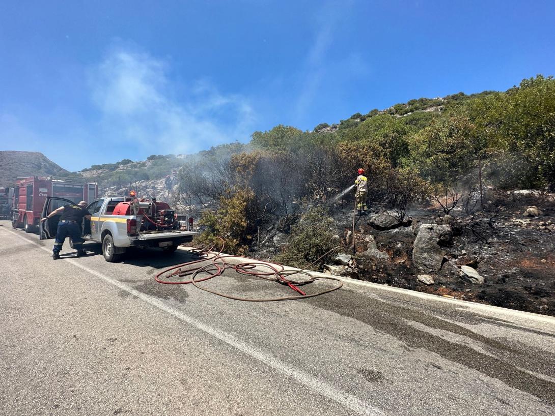 Πρόλαβαν τα χειρότερα οι πυροσβέστες στη φωτιά κοντά στην Κέρη