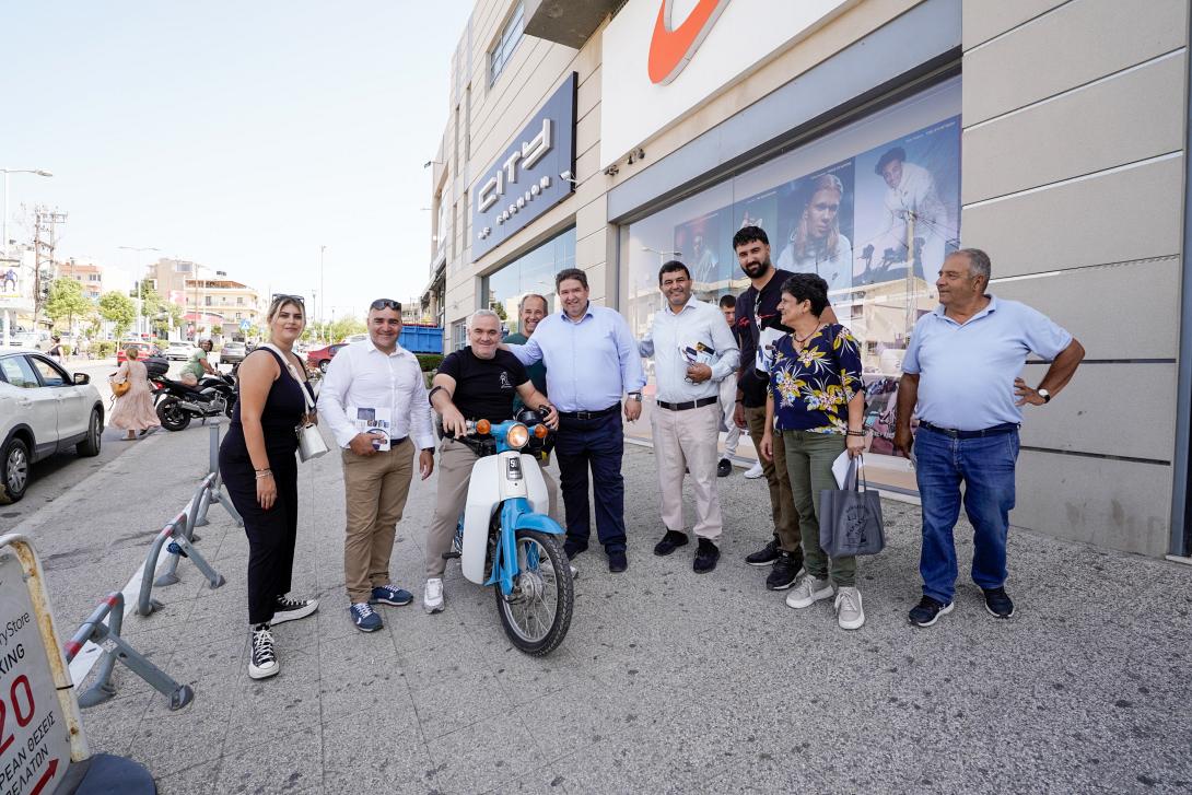 Αγκάλιασαν τον Μιχάλη Καραμαλάκη στη Λεωφόρο 62 Μαρτύρων