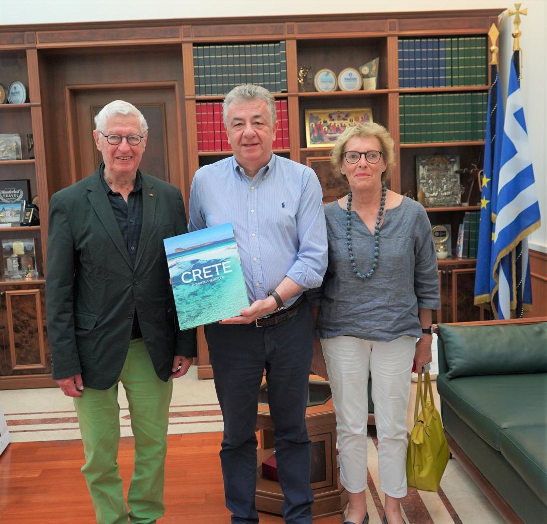 ΑΡΝΑΟΥΤΑΚΗς - Έντουαρτ Βόλτερ 