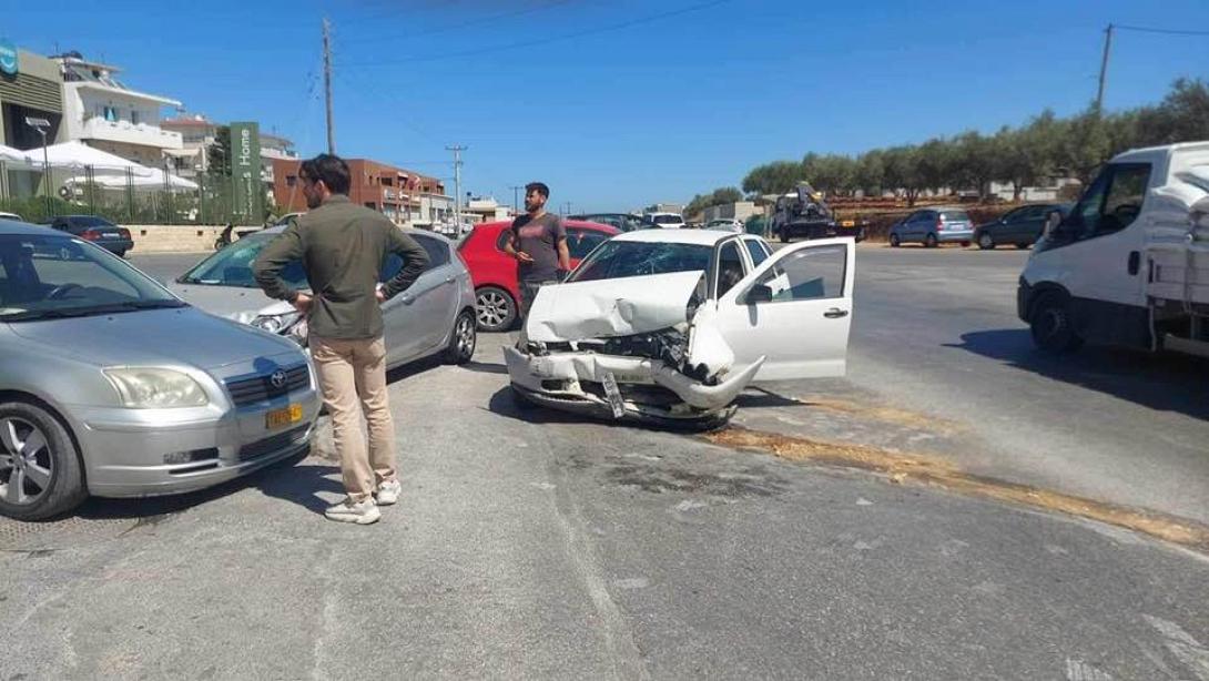 Σφοδρή σύγκρουση αυτοκινήτων