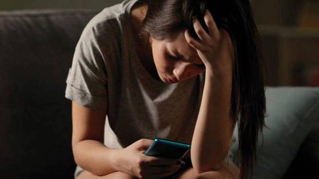 νεαρή κοπέλα σε απόγνωση